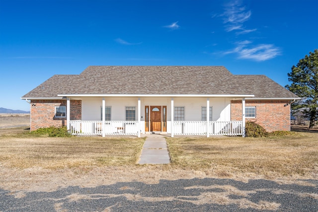 view of front of property with a porch and a front yard