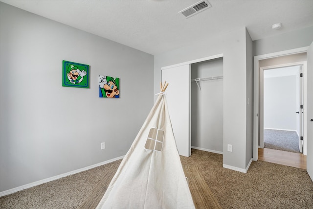 bedroom featuring carpet flooring and a closet