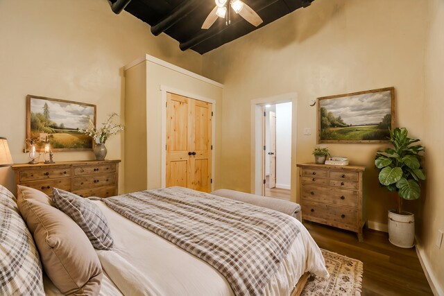 laundry area with ceiling fan, dark hardwood / wood-style flooring, and hookup for a washing machine