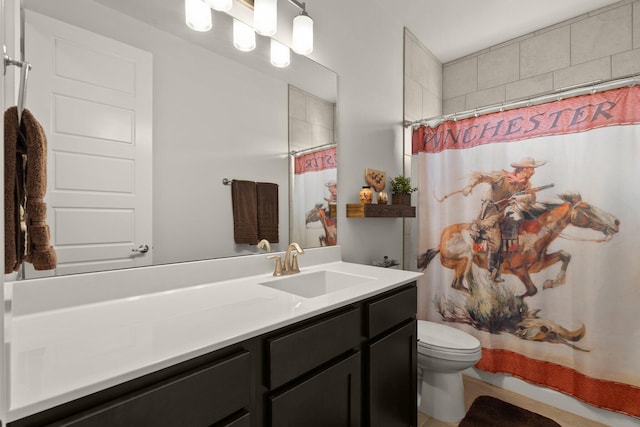 full bathroom featuring a shower with shower curtain, vanity, and toilet