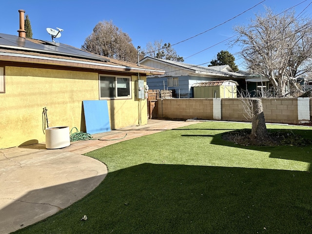 view of yard featuring a patio area