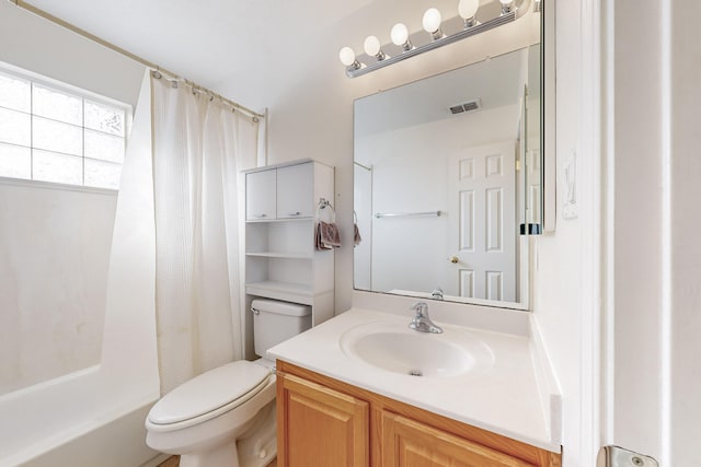 full bathroom with shower / tub combo with curtain, vanity, and toilet