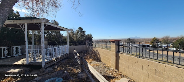 view of yard with a mountain view