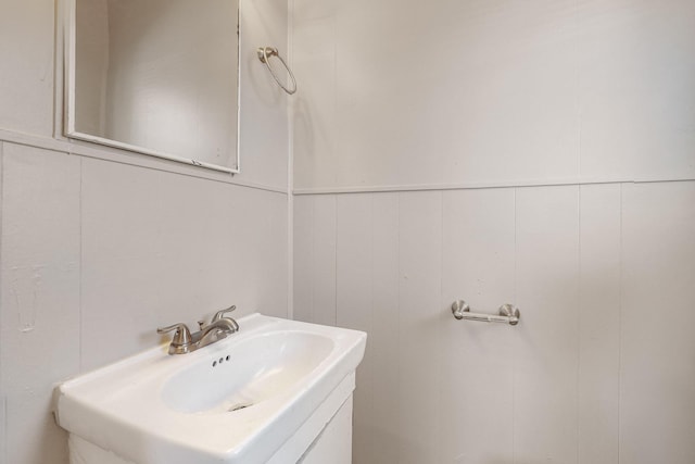 bathroom featuring sink