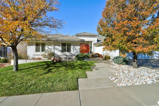 view of front of home featuring a front lawn