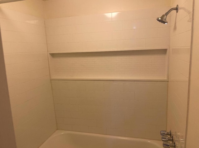 bathroom with tiled shower / bath combo