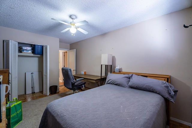 bedroom featuring carpet flooring, ceiling fan, and a textured ceiling