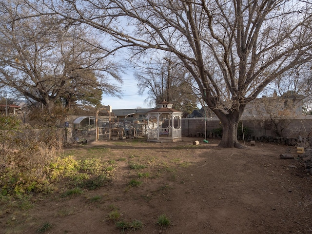 view of yard featuring an outdoor structure