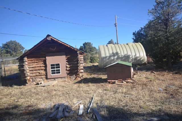 view of yard with a shed
