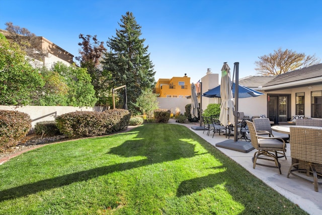 view of yard featuring a patio area