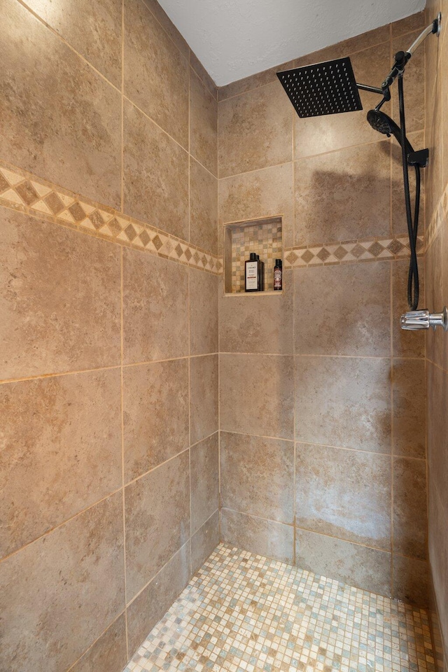 bathroom featuring a tile shower