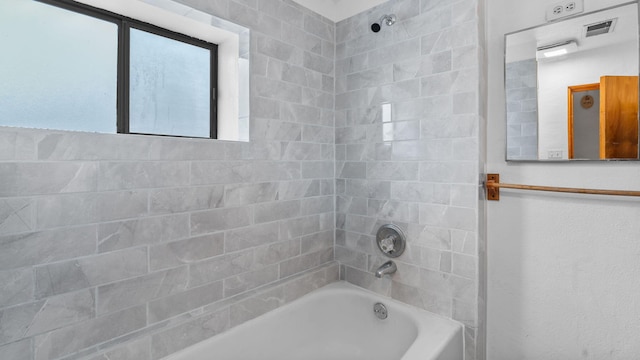 bathroom featuring tiled shower / bath combo