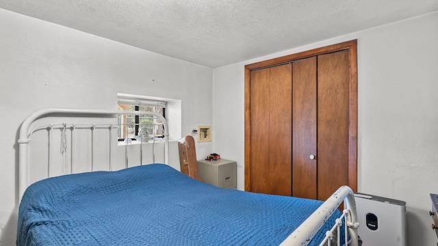 bedroom featuring a textured ceiling and a closet