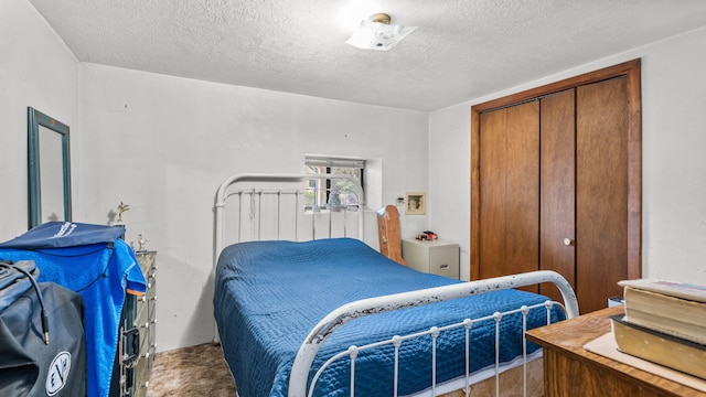 bedroom featuring a textured ceiling and a closet