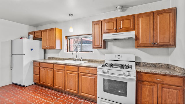 kitchen with sink, decorative light fixtures, and white appliances