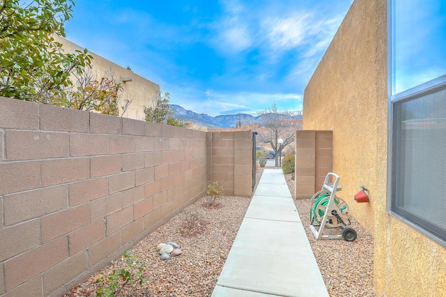 view of yard featuring a mountain view