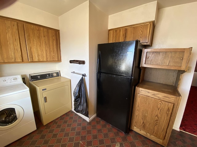 laundry room with cabinets and washing machine and dryer