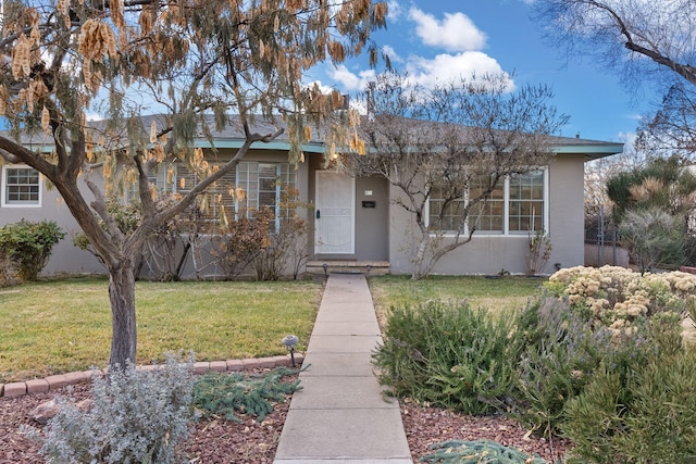 view of front of house featuring a front lawn