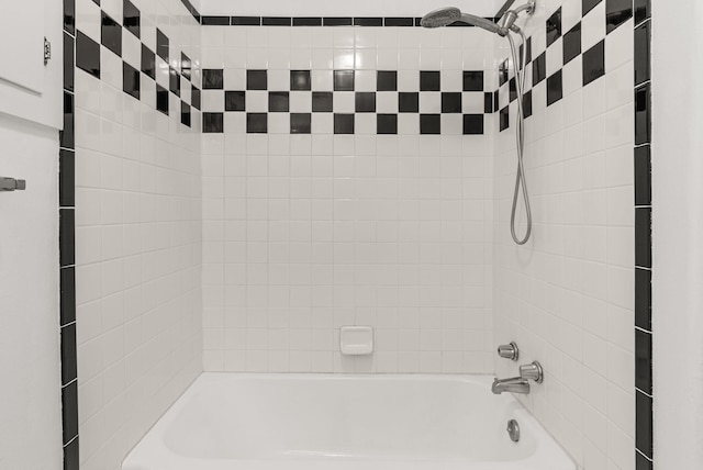 bathroom with tiled shower / bath