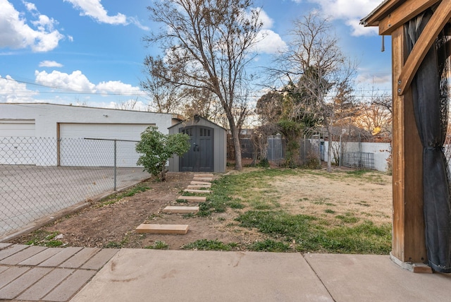 view of yard featuring a storage unit