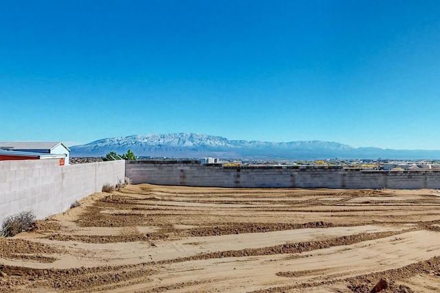 view of yard featuring a mountain view