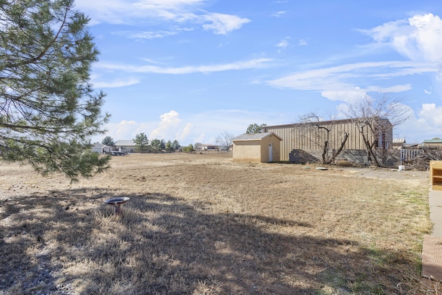 view of yard with an outbuilding