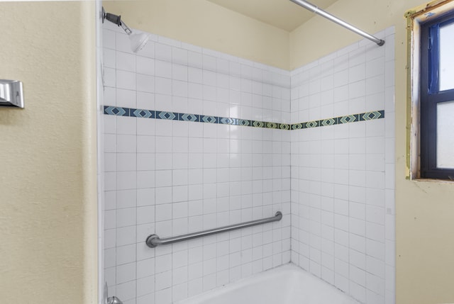 bathroom with tiled shower / bath