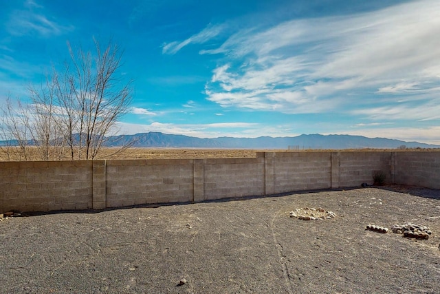 view of yard with a mountain view