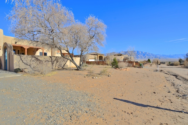 view of yard featuring a mountain view