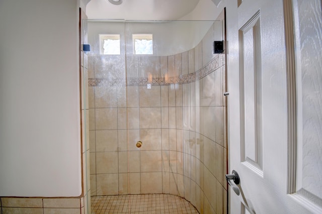 bathroom featuring tiled shower