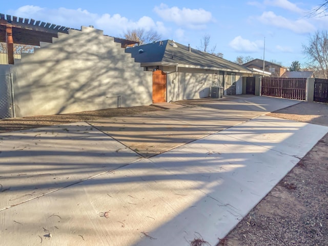 437 El Llano Ln NW, Los Ranchos, NM 87107 - rear view of property with concrete driveway