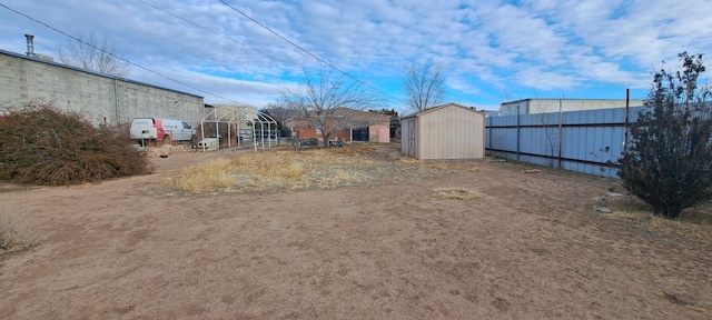 view of yard featuring a shed