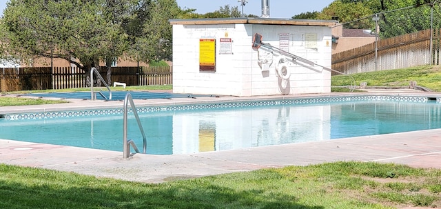 view of swimming pool