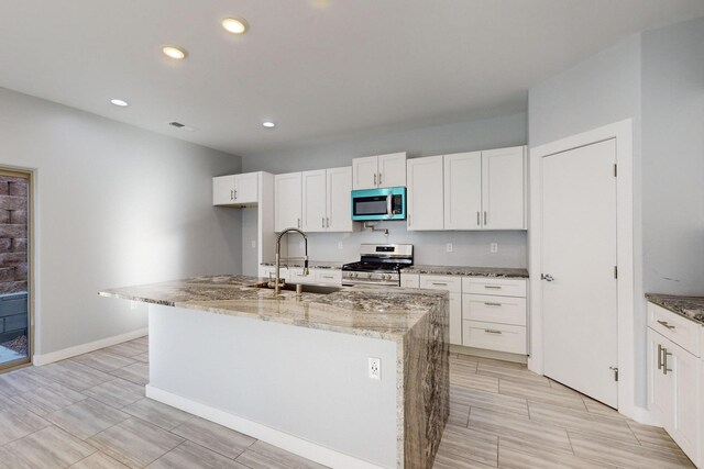 13601 Covered Wagon Ave SE, Albuquerque, NM 87123 - unfurnished living room featuring baseboards, visible vents, recessed lighting, and ceiling fan