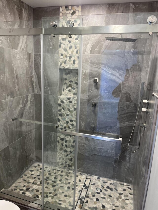 13601 Covered Wagon Ave SE, Albuquerque, NM 87123 - bathroom with a tile shower
