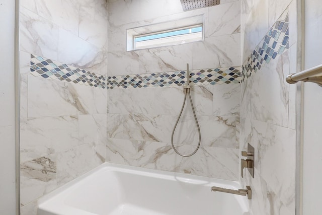 bathroom with tiled shower / bath combo