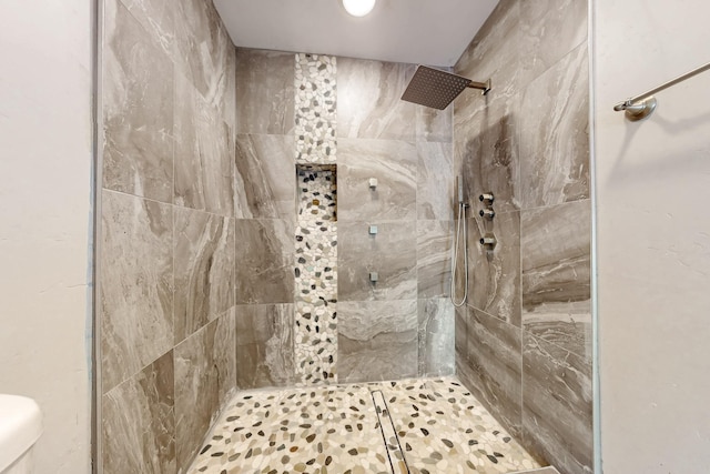 bathroom featuring a tile shower