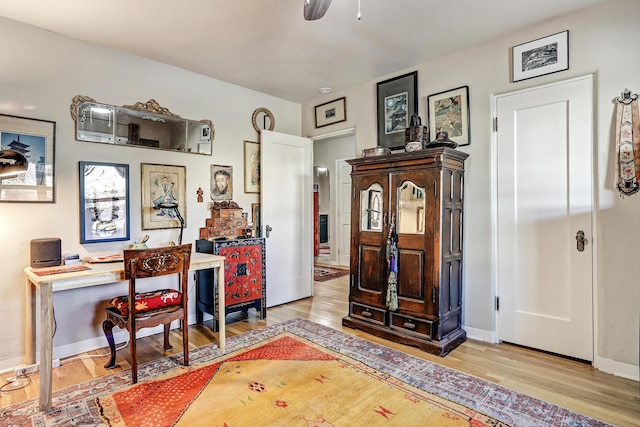 sitting room featuring light wood-type flooring and ceiling fan