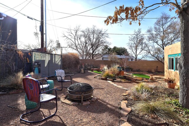 view of yard featuring an outdoor fire pit