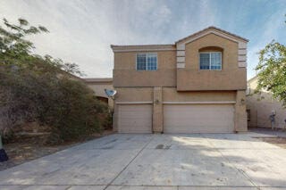 view of front property featuring a garage