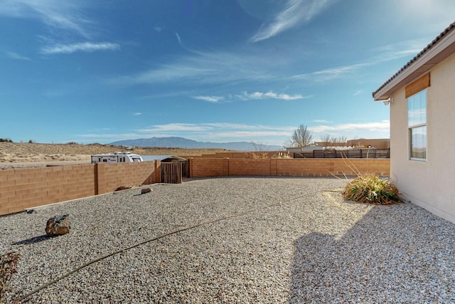 view of yard featuring a mountain view