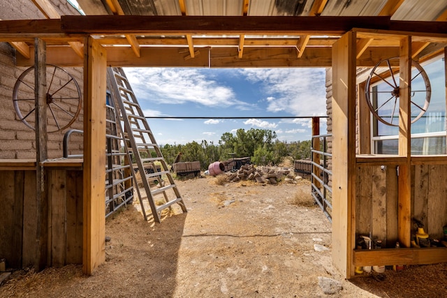 view of yard featuring an outdoor structure