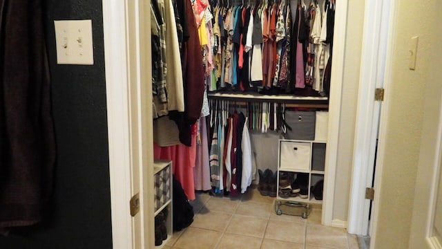 spacious closet featuring light tile patterned floors