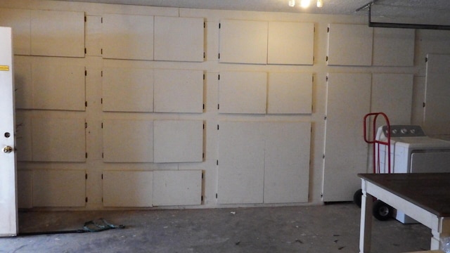 garage with washer / clothes dryer