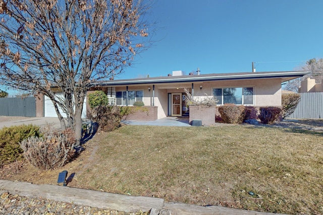 view of front of property featuring a front yard