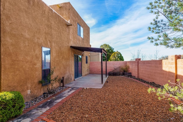 view of yard featuring a patio area