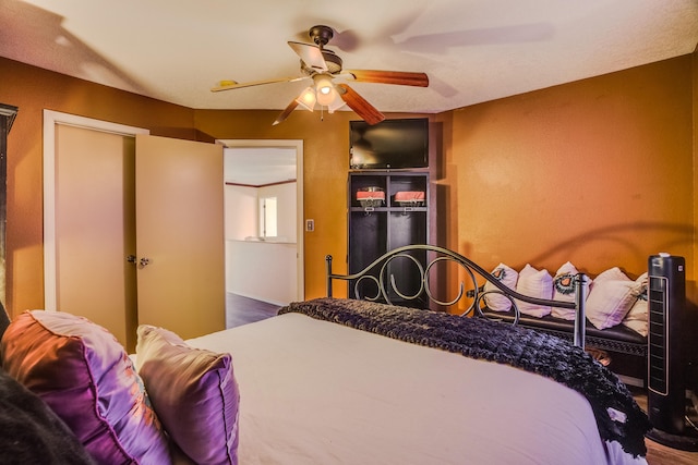 bedroom with ceiling fan