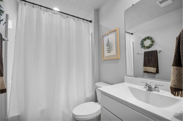 full bath with visible vents, toilet, a textured ceiling, a shower with shower curtain, and vanity