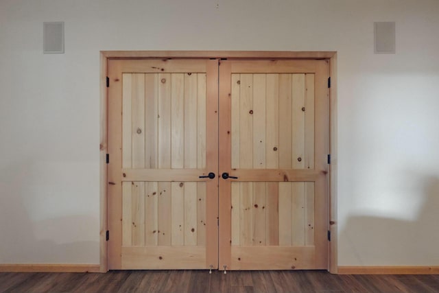 details featuring hardwood / wood-style flooring