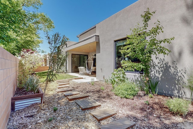 view of yard featuring a patio area